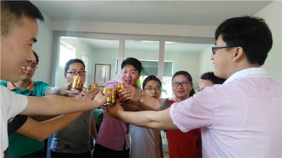 師恒磊與伙伴分享紅牛