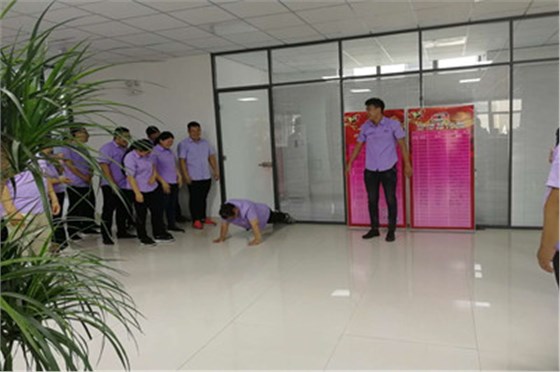 業務部5月份業績未達到者接受懲罰！