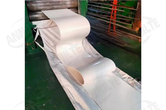 輸送顆粒化肥的輸送帶 輸送顆粒化肥的輸送帶