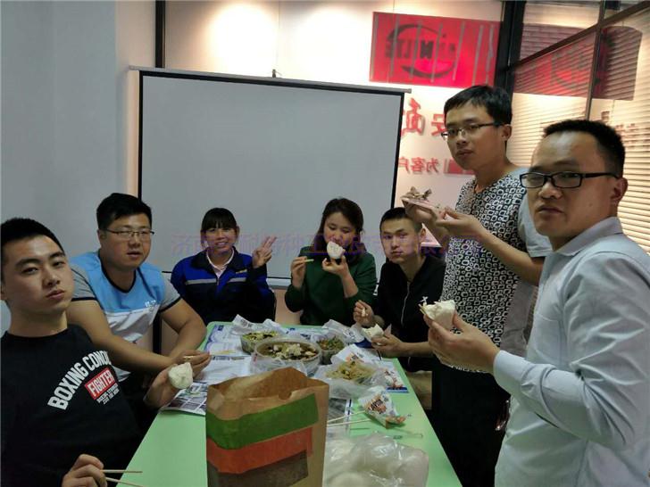 孫秀清請團(tuán)隊(duì)吃板面