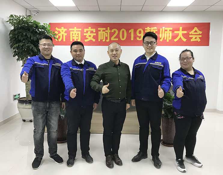 公司領(lǐng)導和各團隊合影 公司領(lǐng)導和各團隊合影