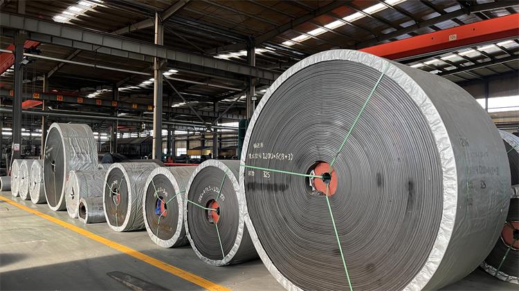 輸送水泥熟料的輸送帶 輸送水泥熟料的輸送帶